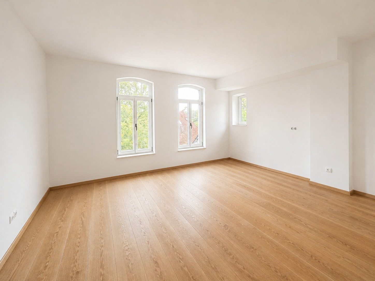 Heller Wohnraum mit Parkett und zwei Fenstern (Wohnung 5)