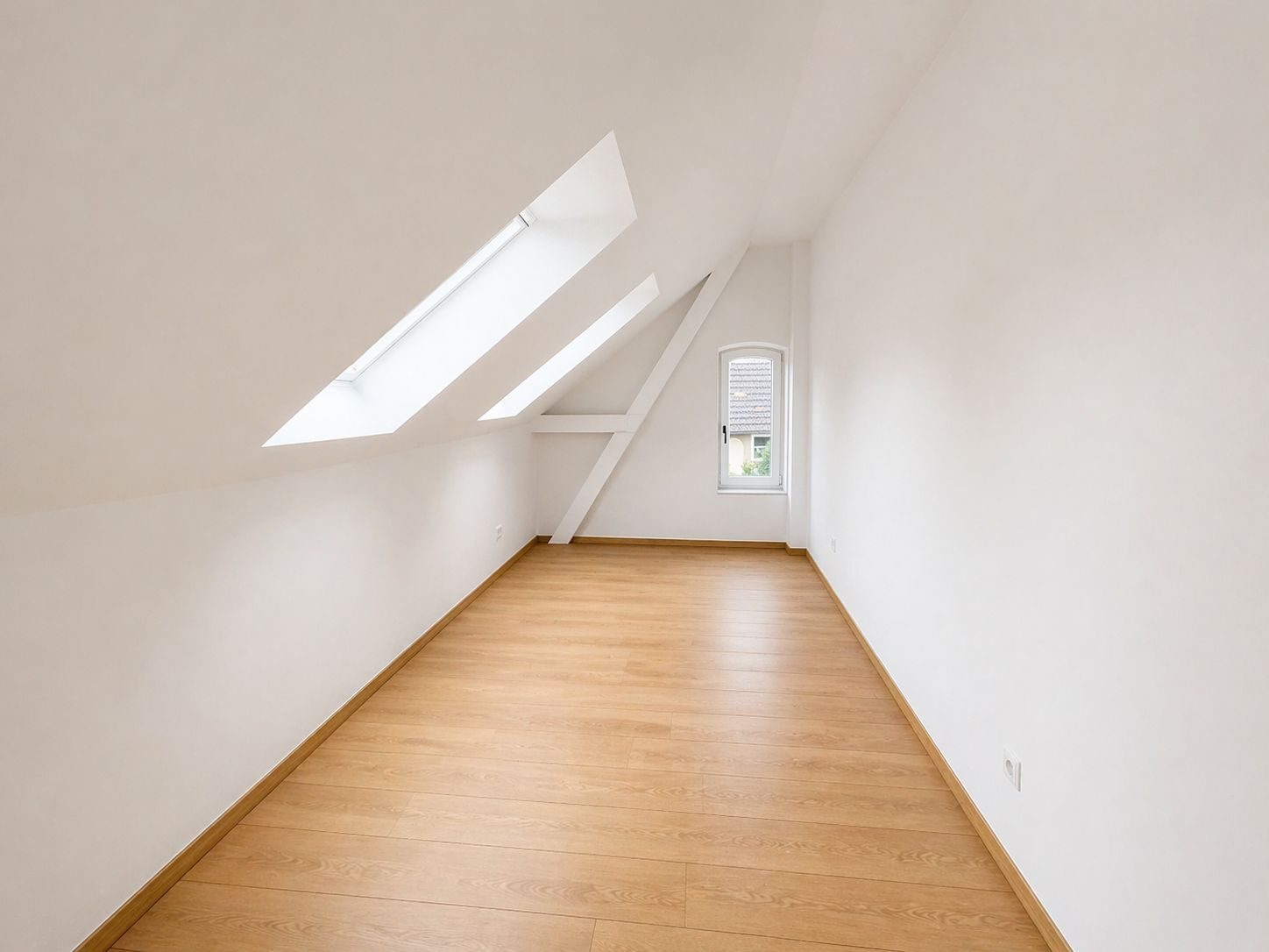 Heller Raum mit Dachschräge und Dachfenster (Wohnung 6)
