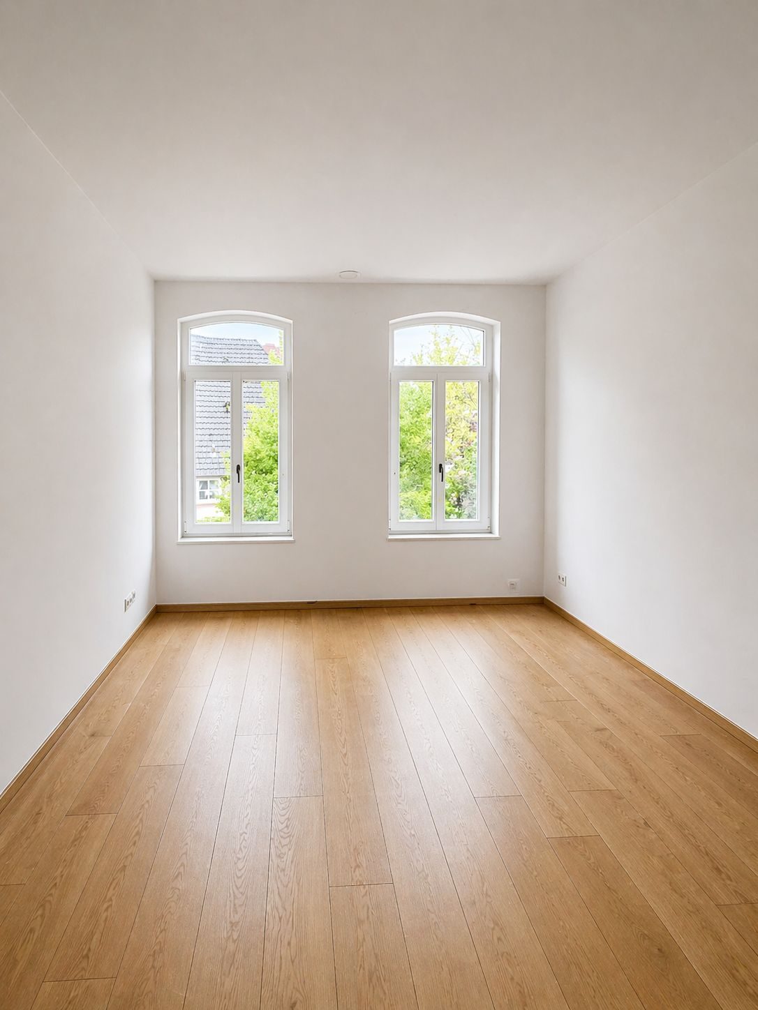 Weiterer heller Raum mit zwei Fenstern (Wohnung 6)